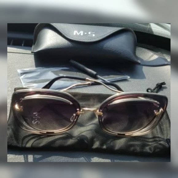 🎁LAST 1🎁Black Oversized Hollowed Sunglasses - Picture 3 of 4